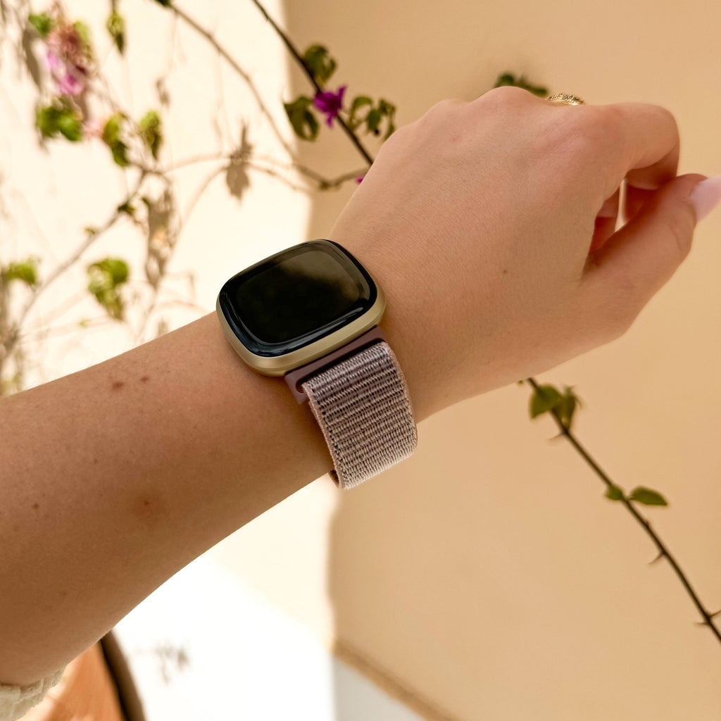 Cinturino di ricambio in nylon grigio e rosa per Fitbit Versa 3