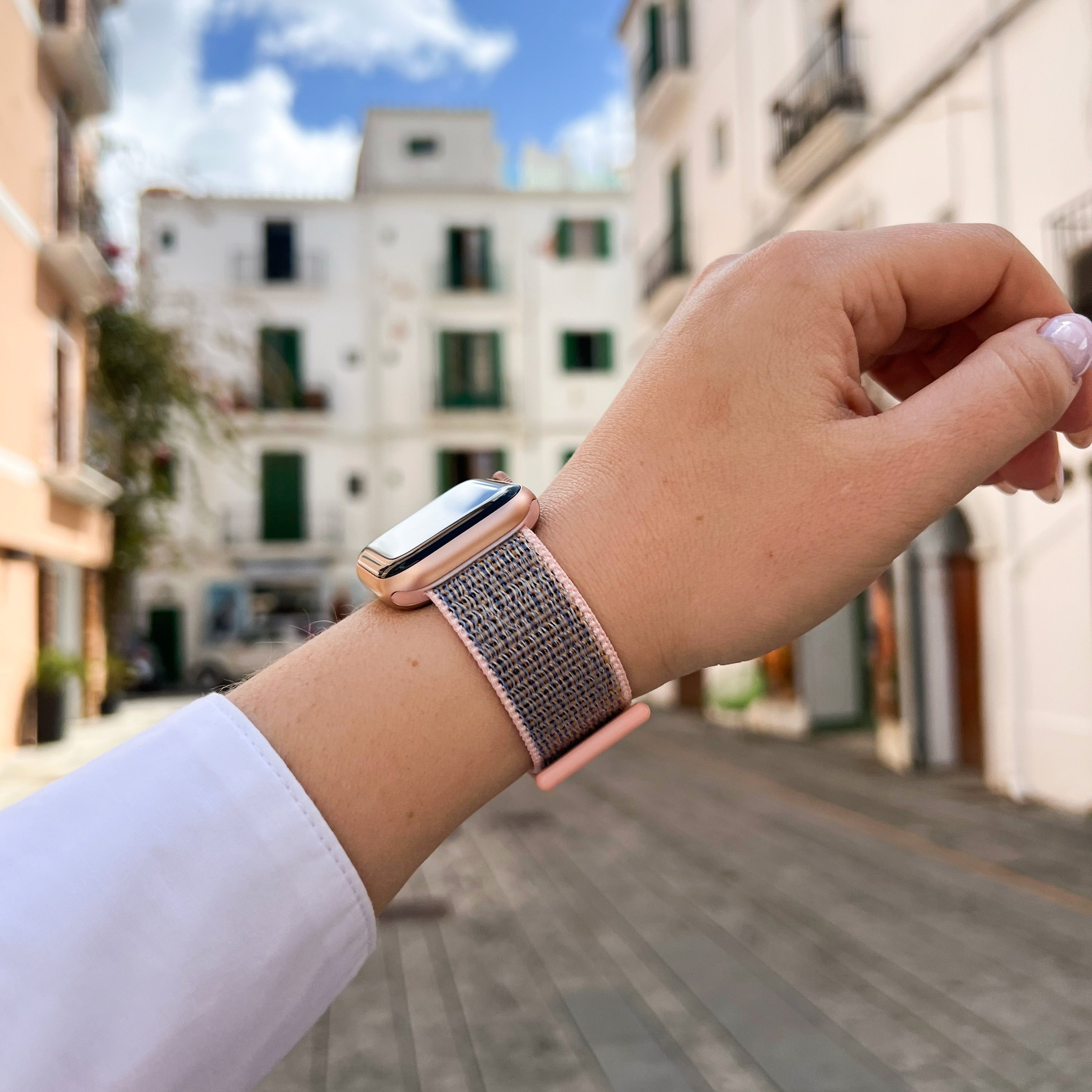 Nylonový řemínek Apple Watch v jemně růžové barvě pro celodenní pohodlí