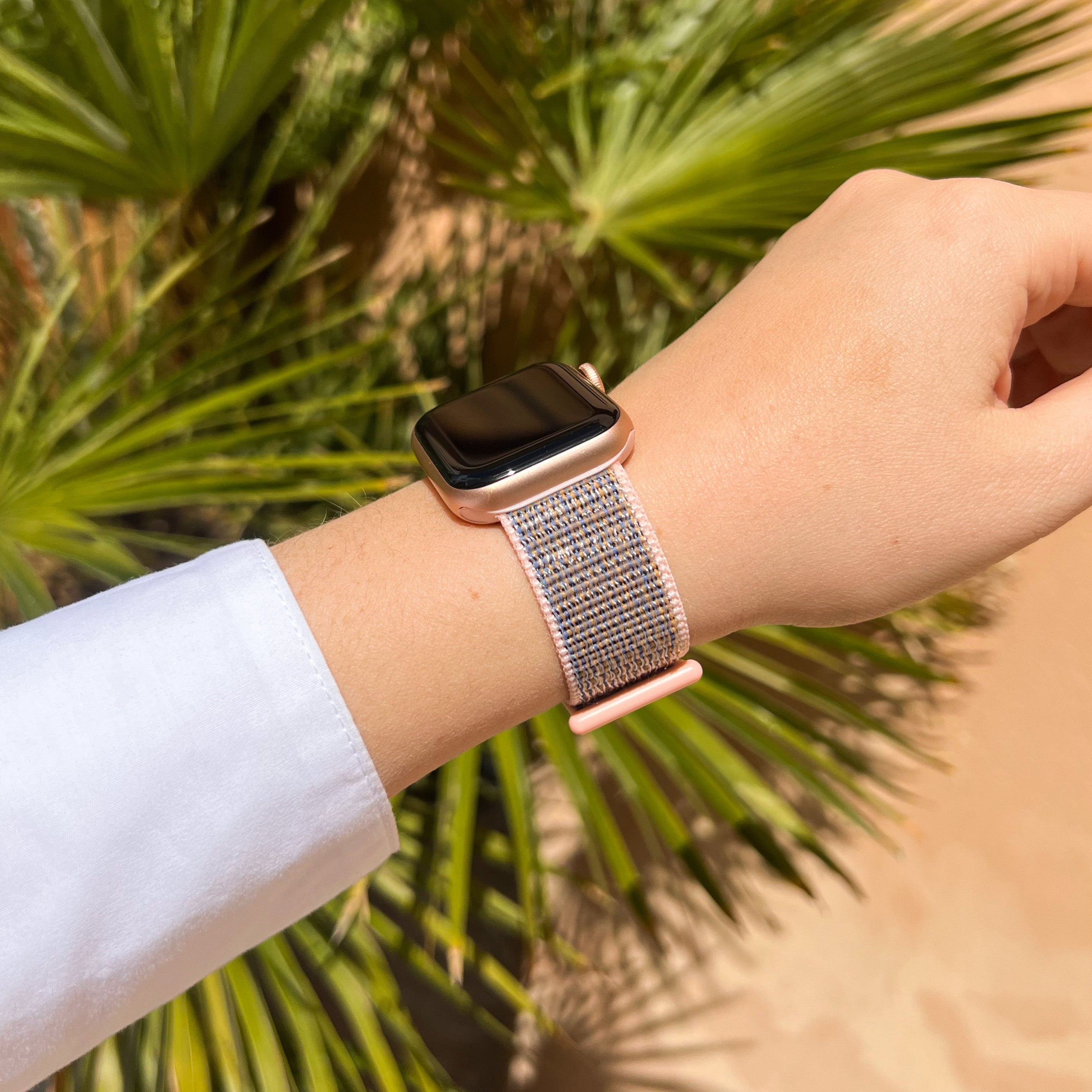 Nylonový řemínek Apple Watch v jemně růžové barvě pro celodenní pohodlí