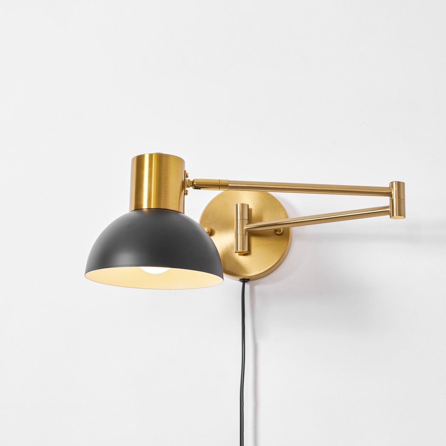 Lámpara de pared metálica enchufable con brazo articulado | Ormexis