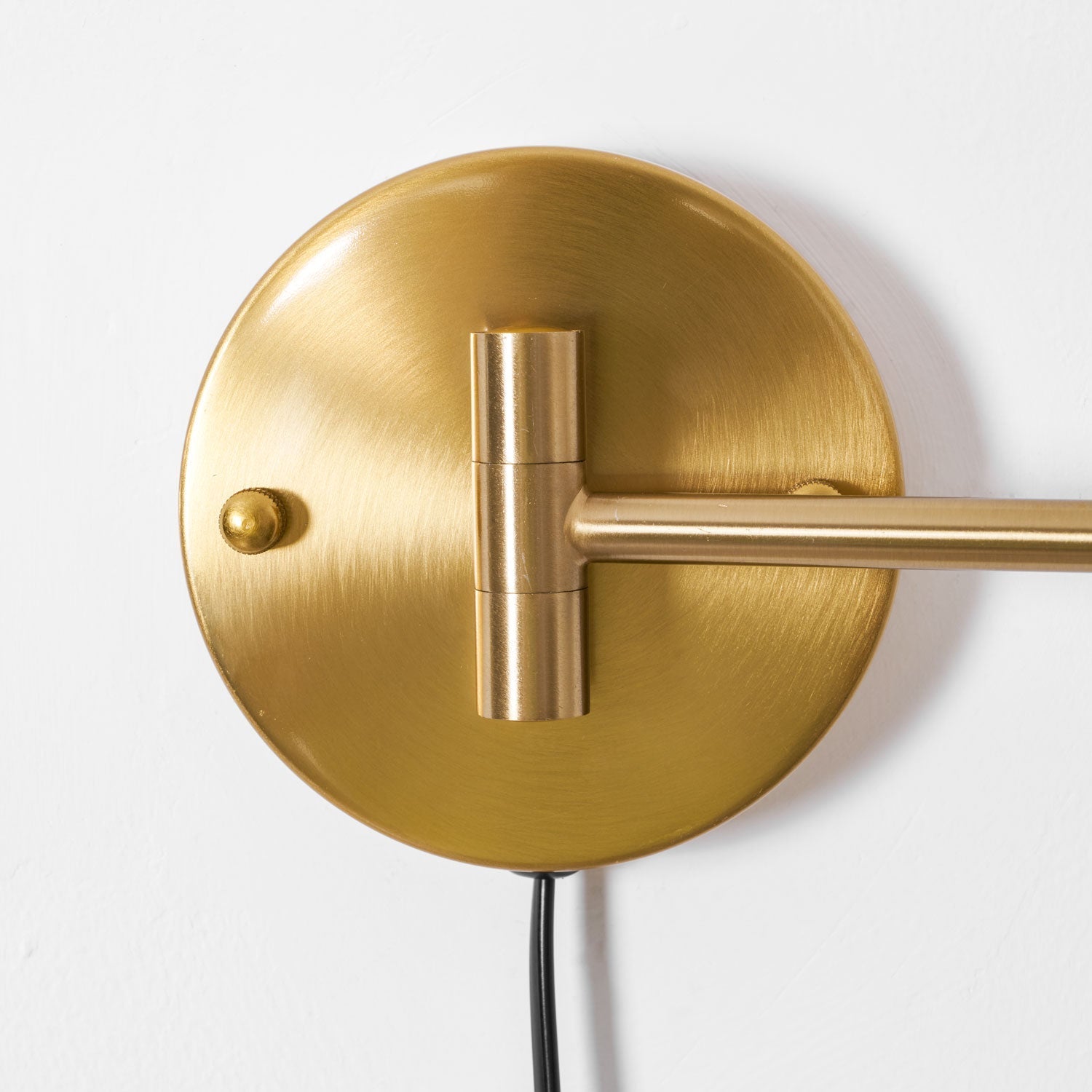 Lámpara de pared metálica enchufable con brazo articulado | Ormexis