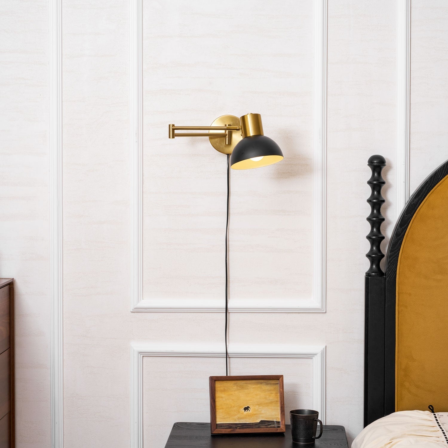 Lámpara de pared metálica enchufable con brazo articulado | Ormexis