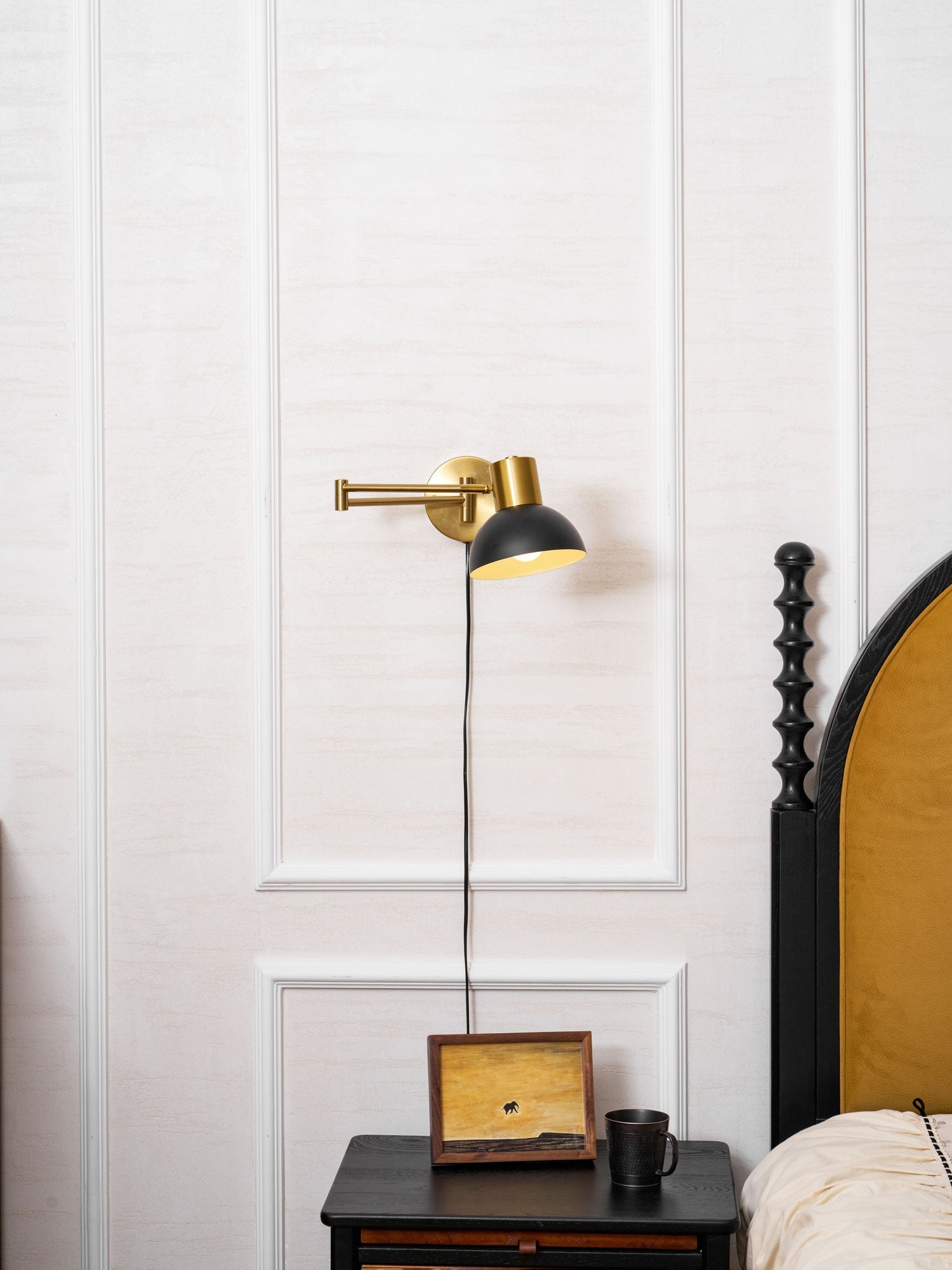 Lámpara de pared metálica enchufable con brazo articulado | Ormexis