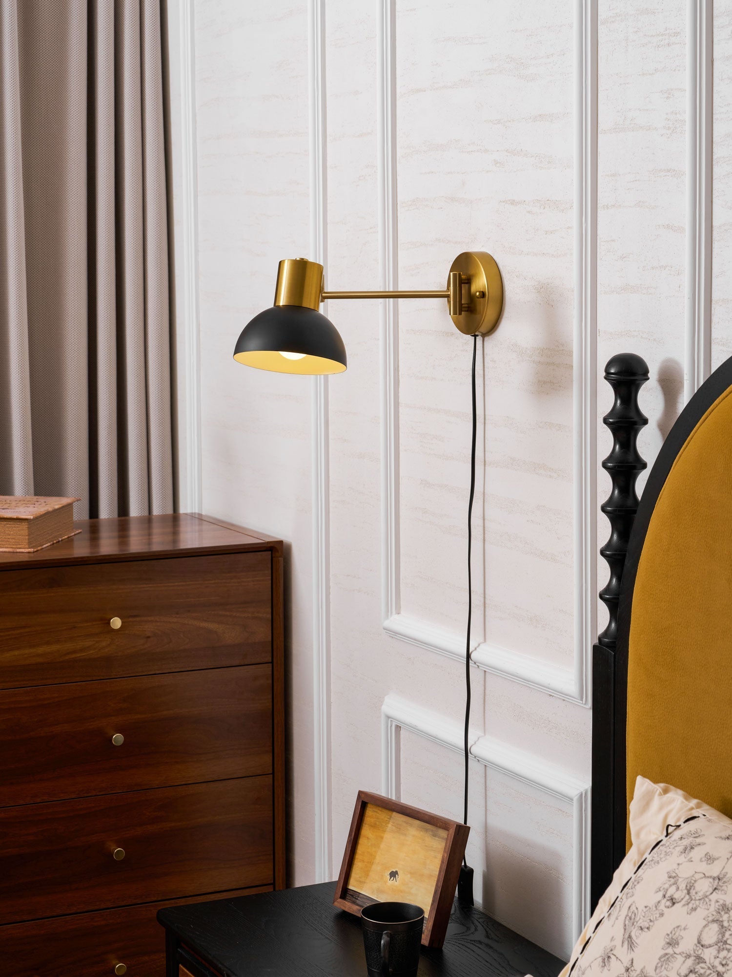 Lámpara de pared metálica enchufable con brazo articulado | Ormexis