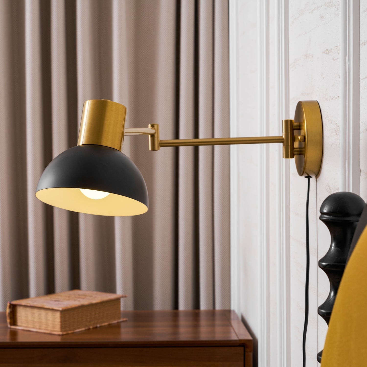 Lámpara de pared metálica enchufable con brazo articulado | Ormexis