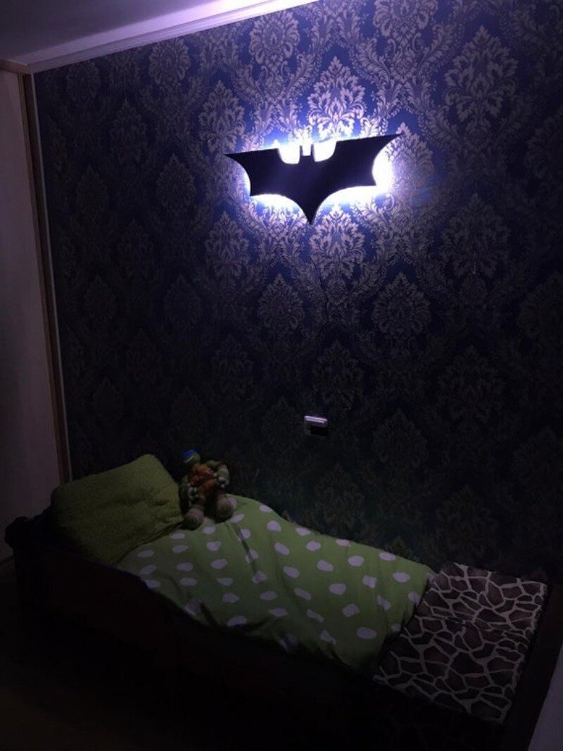 Applique murale Batman moderne avec LED changeant de couleur et télécommande sans fil