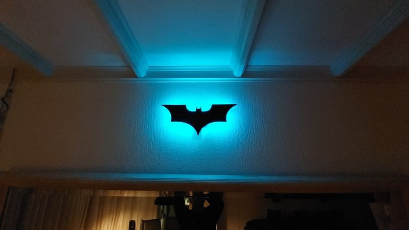 Applique murale Batman moderne avec LED changeant de couleur et télécommande sans fil