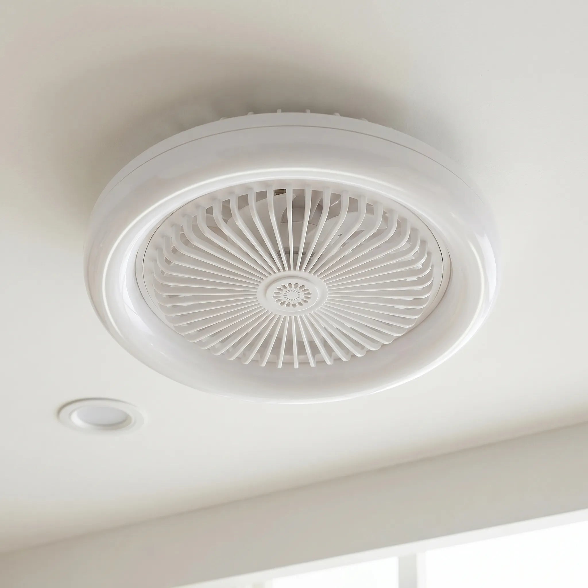 Foglalatba szerelhető mennyezeti ventilátor - Kis helyiségek hűtésére - Ormexis