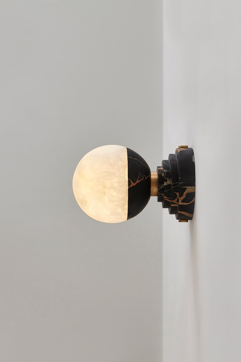 Nástěnné svítidlo z mramoru ve stylu art deco | Ormexis