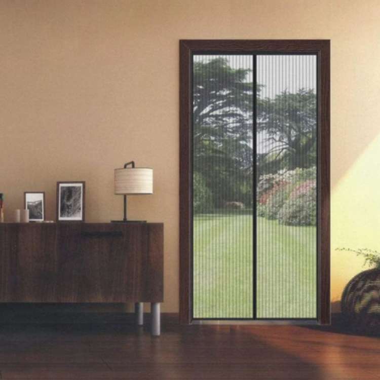 Porte moustiquaire magnétique avec maille durable pour une entrée sans contact et une barrière anti-mouches favorisant la circulation d'air en été