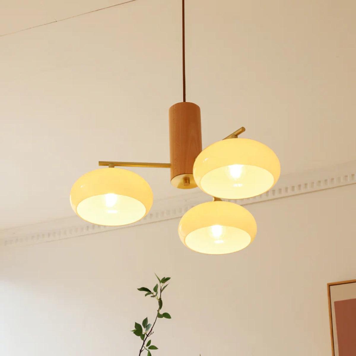 Lysekrone i messing og opalglass til spisestuen i mid-century-stil | Ormexis