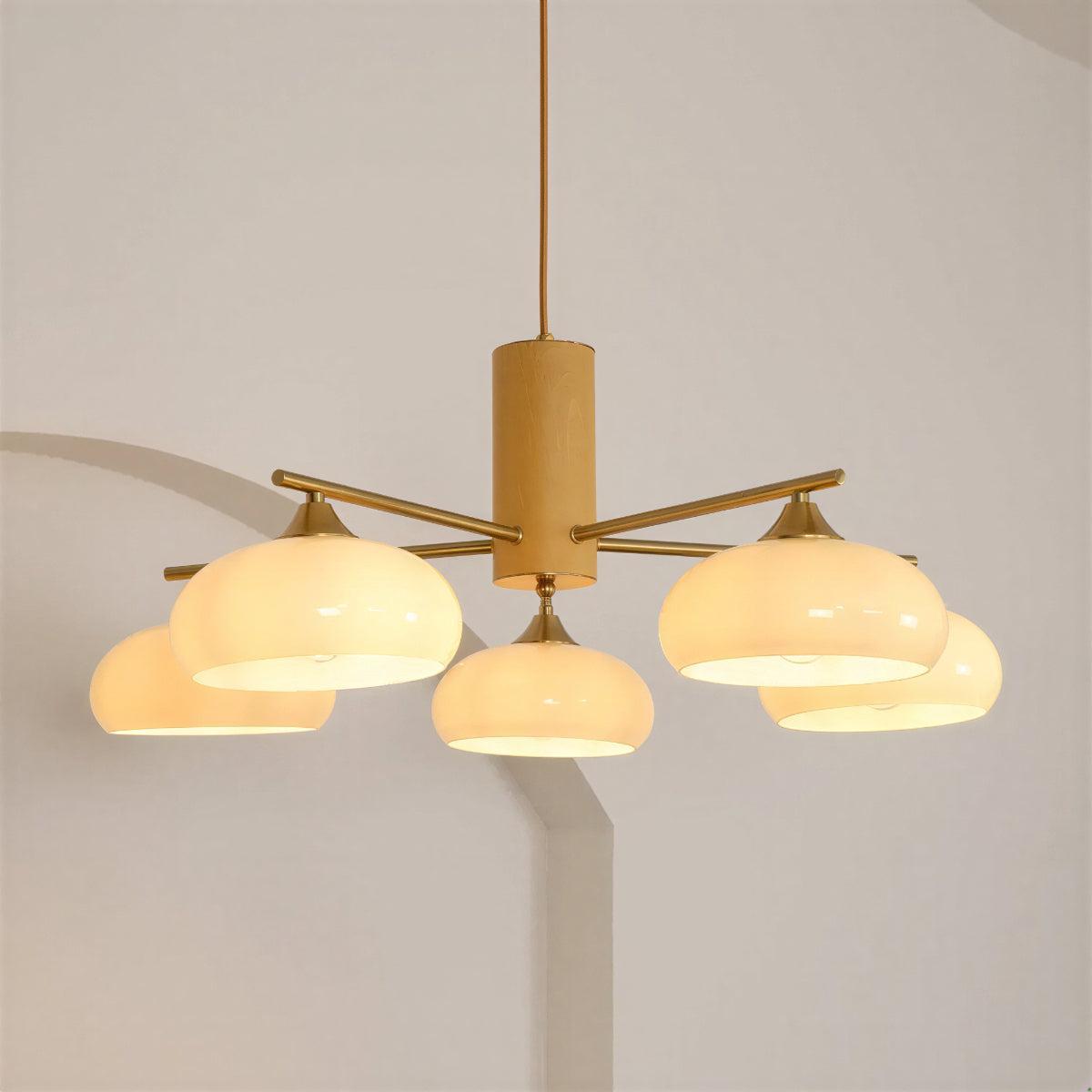 Lysekrone i messing og opalglass til spisestuen i mid-century-stil | Ormexis