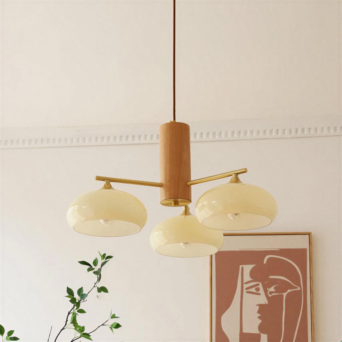 Lysekrone i messing og opalglass til spisestuen i mid-century-stil | Ormexis