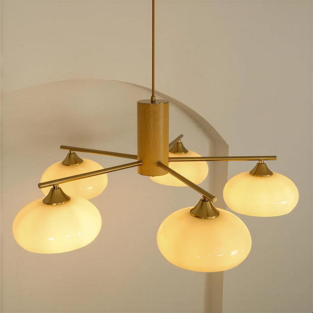 Lysekrone i messing og opalglass til spisestuen i mid-century-stil | Ormexis