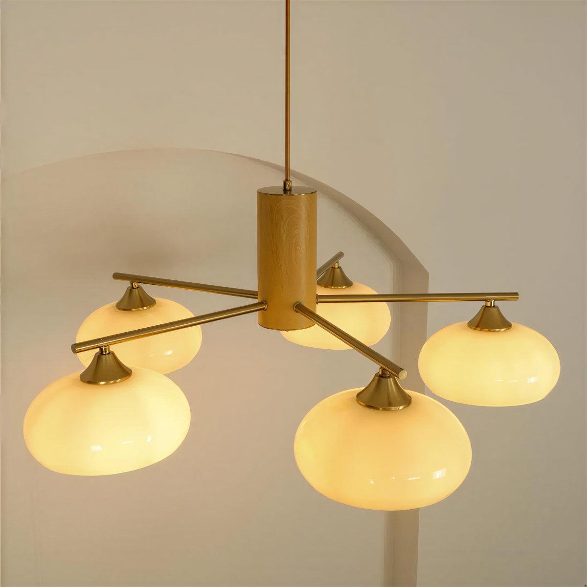 Lysekrone i messing og opalglass til spisestuen i mid-century-stil | Ormexis