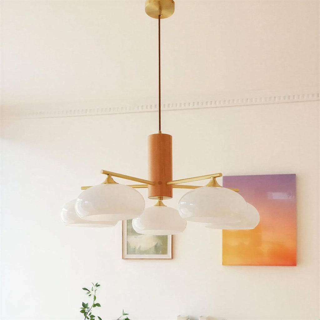 Lysekrone i messing og opalglass til spisestuen i mid-century-stil | Ormexis