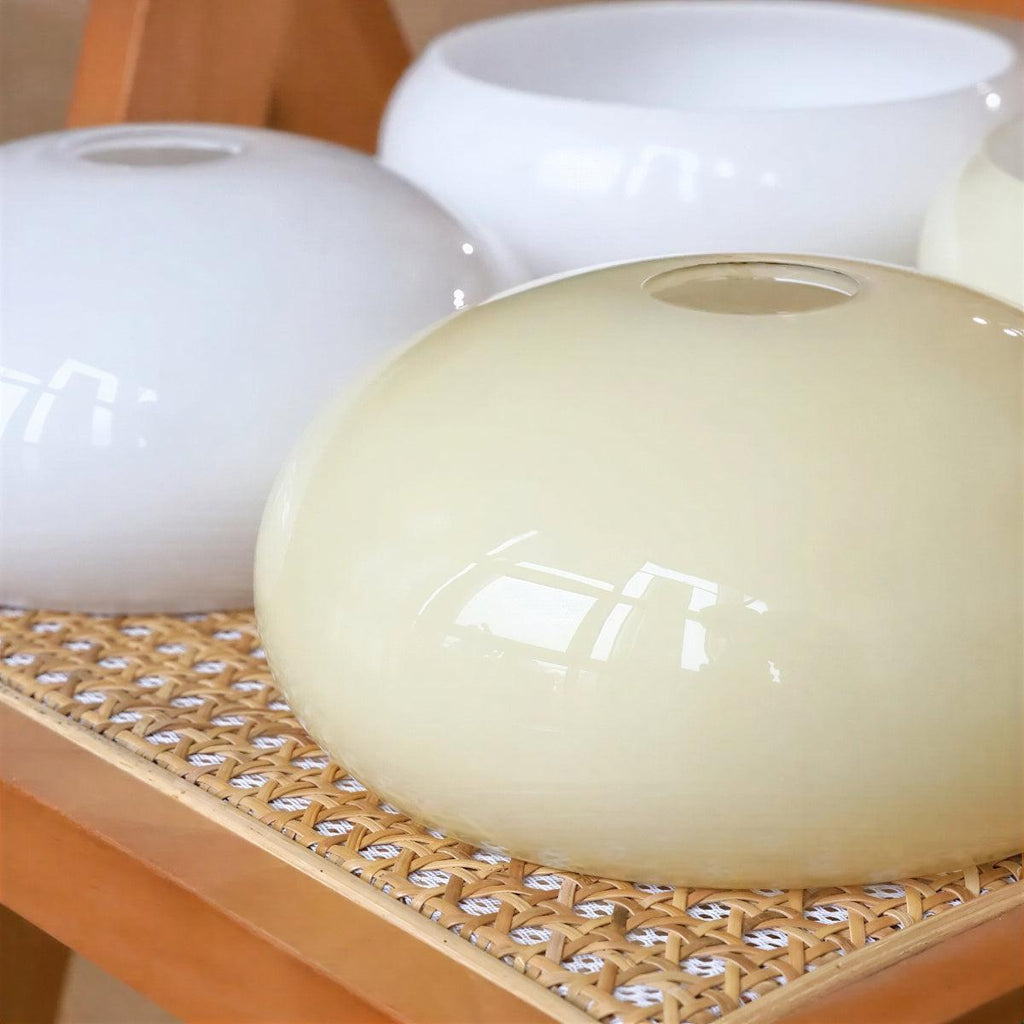Lysekrone i messing og opalglass til spisestuen i mid-century-stil | Ormexis