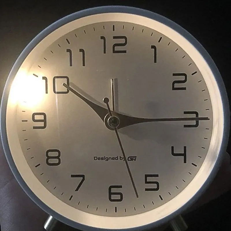 Stolní hodiny Mira s tichým chodem a severským designem