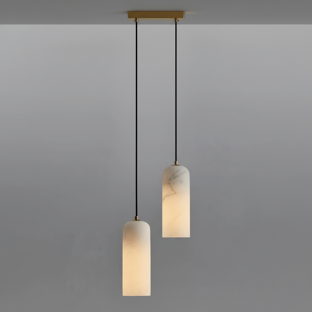 Moderne globependellampe i alabast med messingfinish | Ormexis
