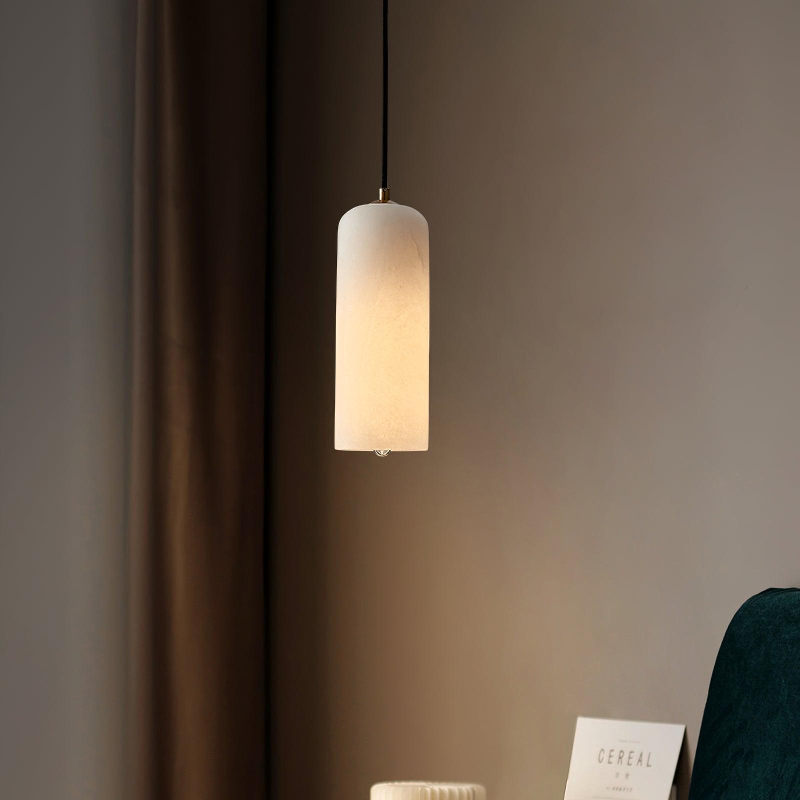 Moderne globependellampe i alabast med messingfinish | Ormexis