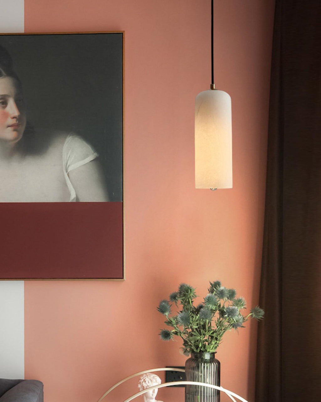 Moderne globependellampe i alabast med messingfinish | Ormexis