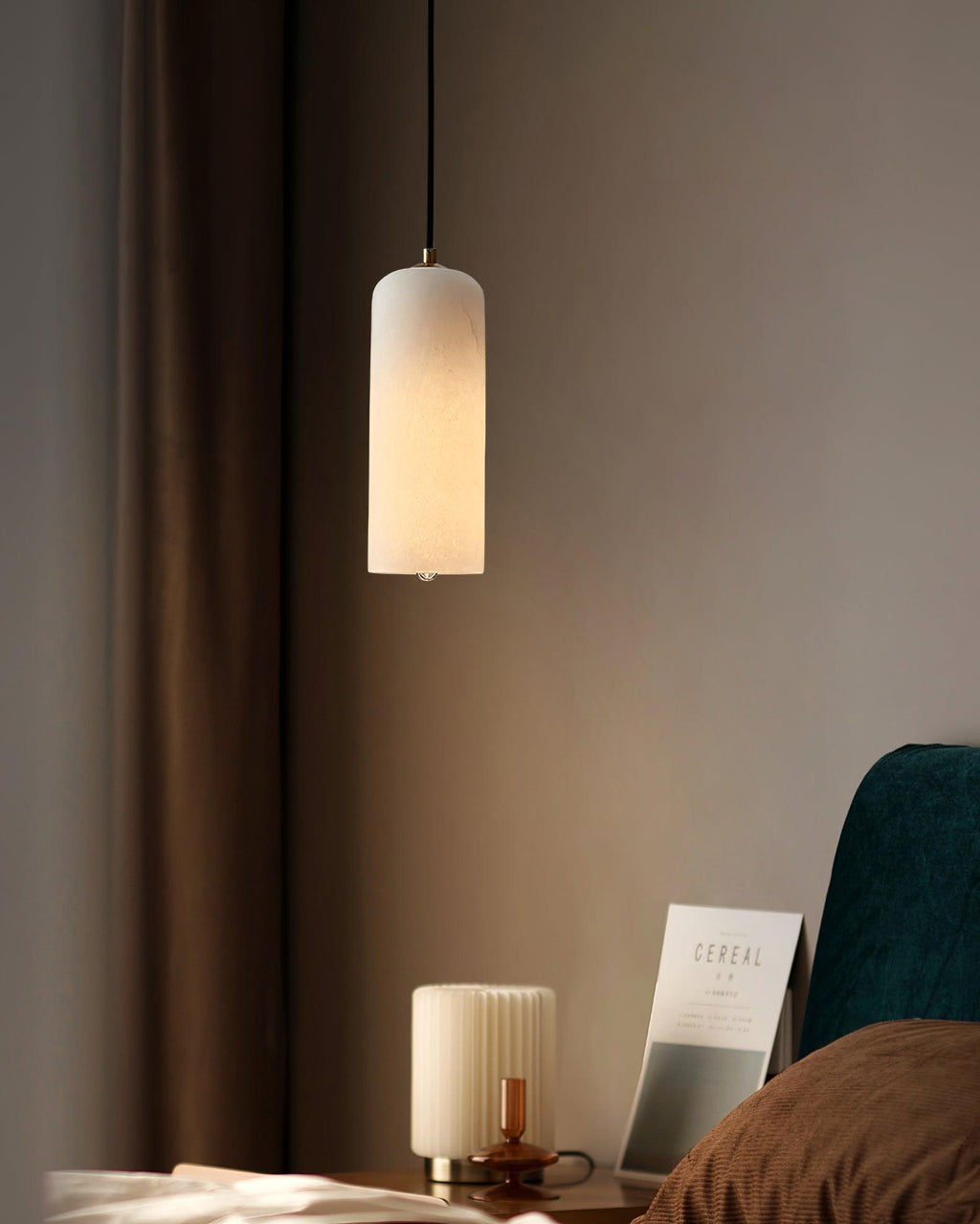 Moderne globependellampe i alabast med messingfinish | Ormexis