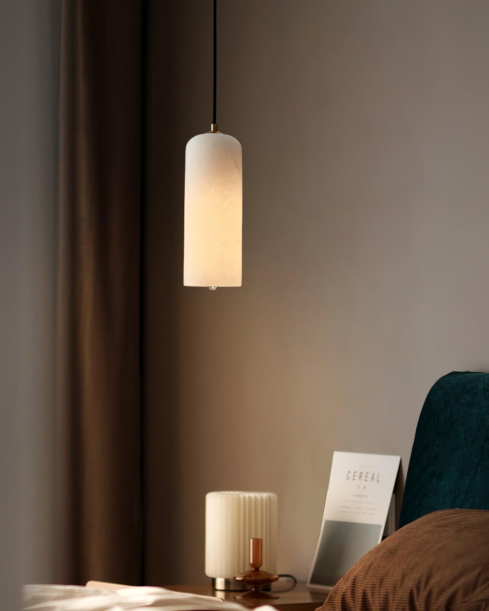 Moderne globependellampe i alabast med messingfinish | Ormexis