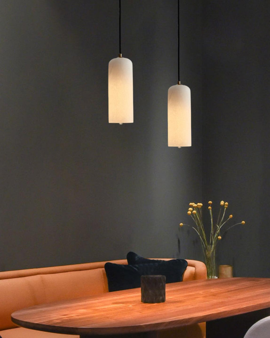 Moderne globependellampe i alabast med messingfinish | Ormexis