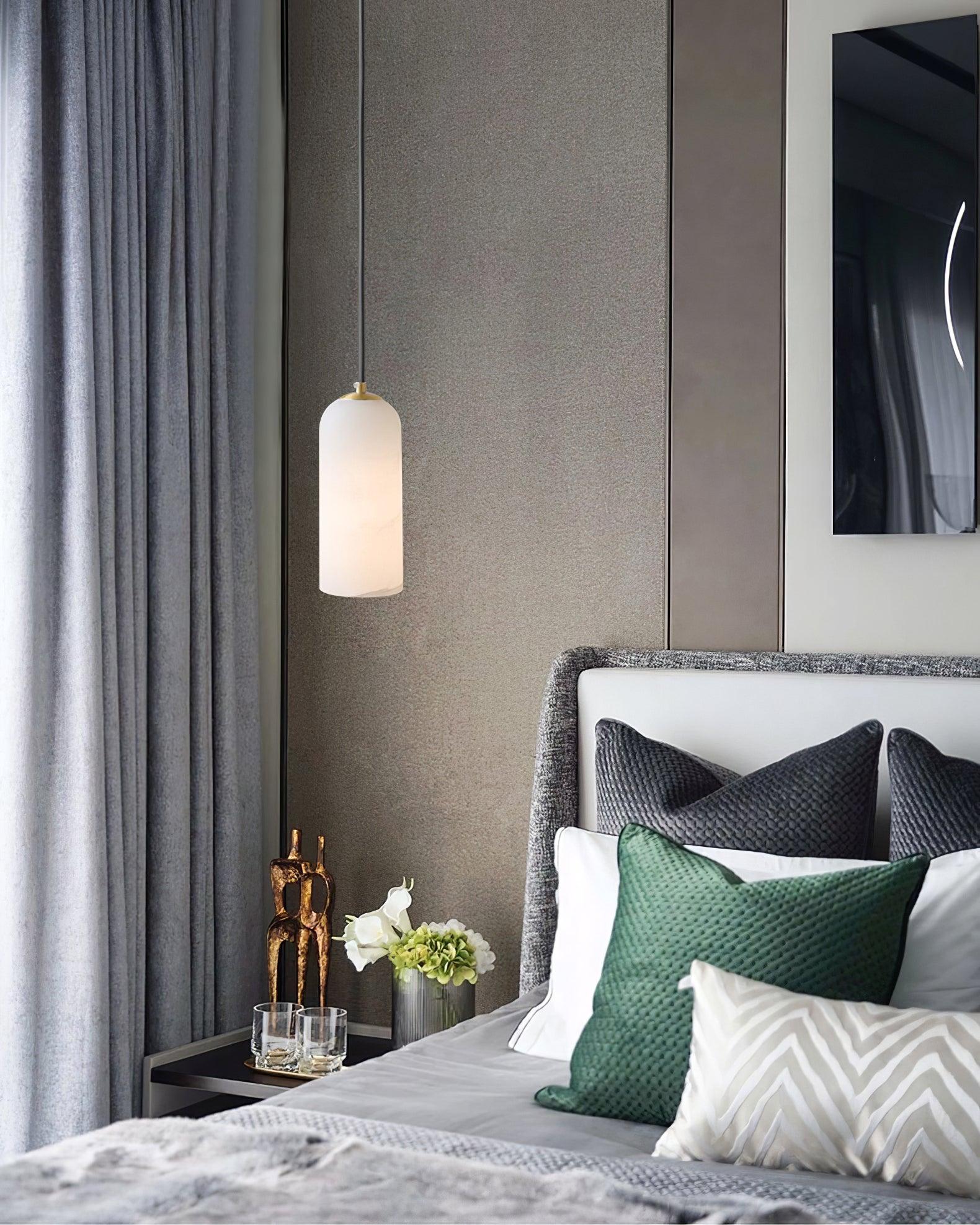 Moderne globependellampe i alabast med messingfinish | Ormexis