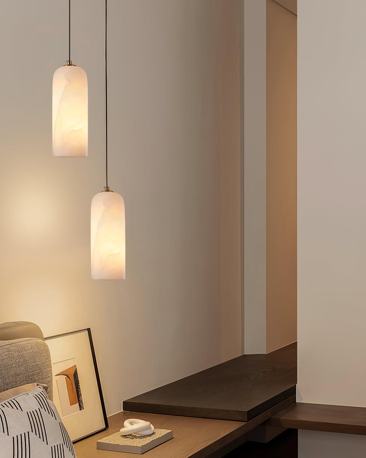 Moderne globependellampe i alabast med messingfinish | Ormexis