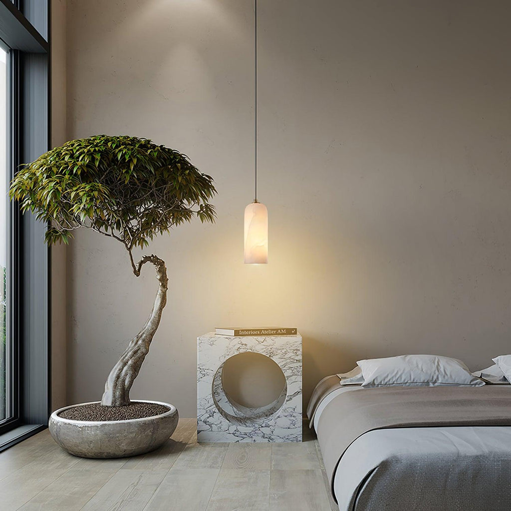 Moderne globependellampe i alabast med messingfinish | Ormexis