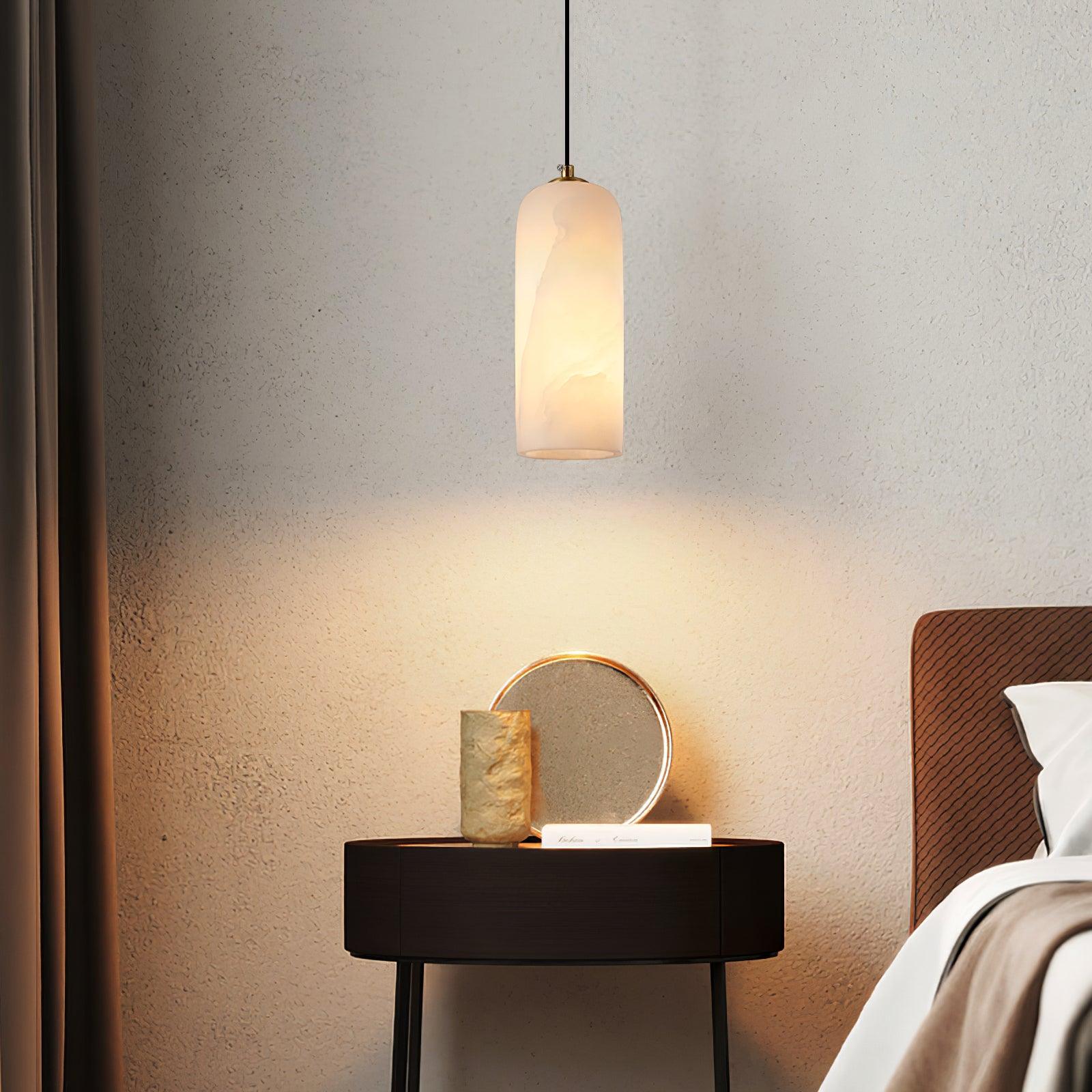 Moderne globependellampe i alabast med messingfinish | Ormexis