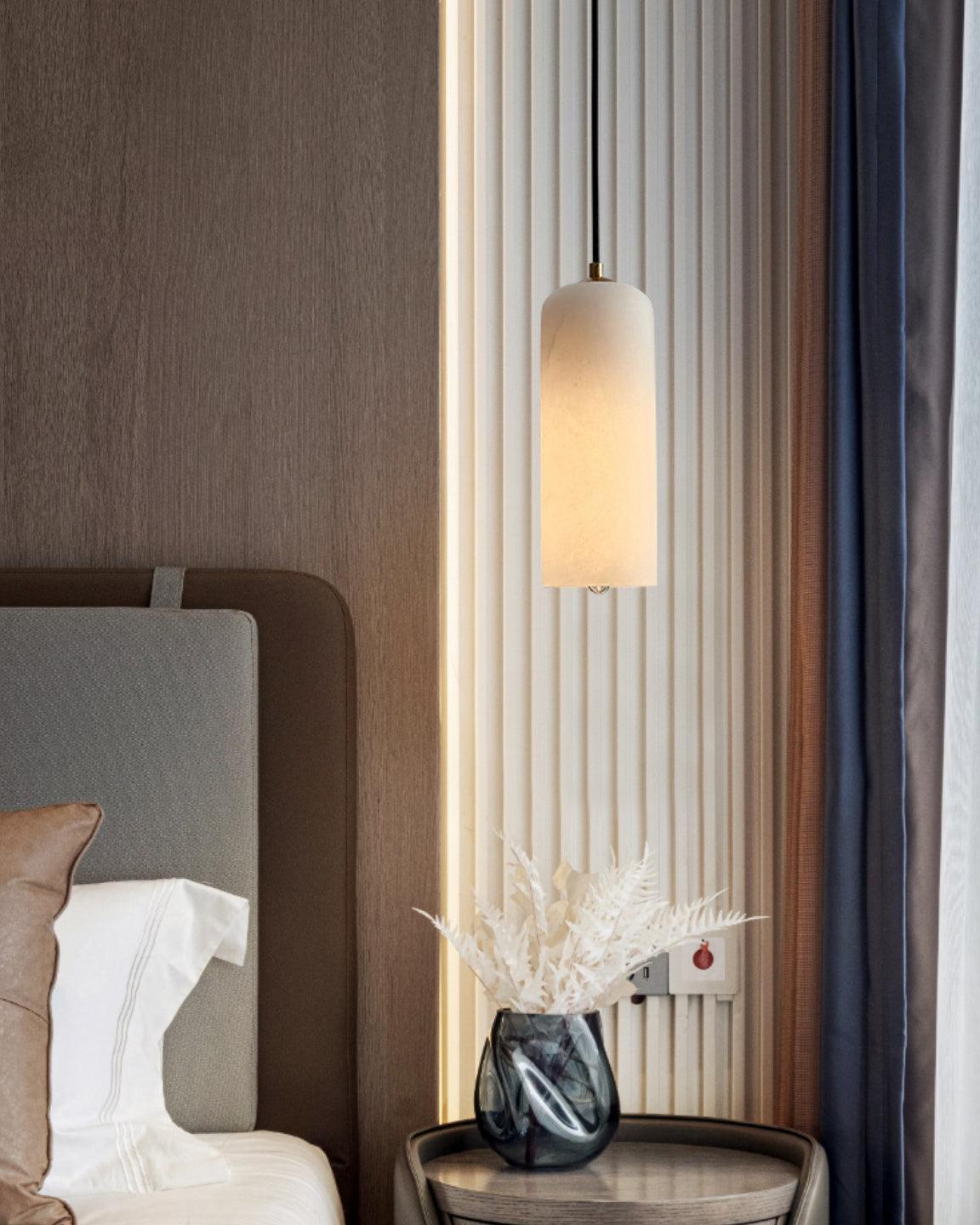 Moderne globependellampe i alabast med messingfinish | Ormexis