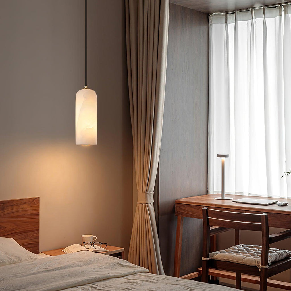 Moderne globependellampe i alabast med messingfinish | Ormexis