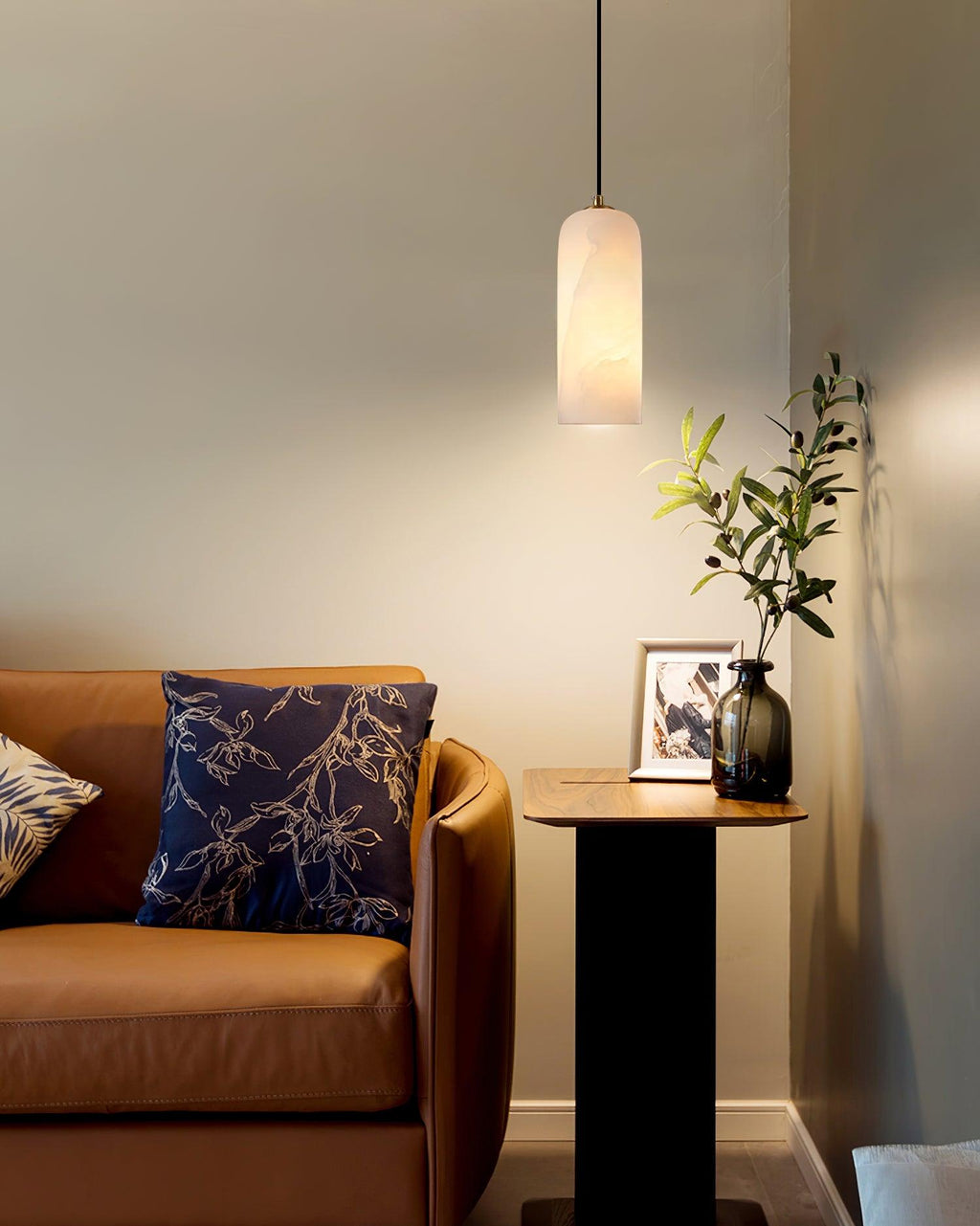 Moderne globependellampe i alabast med messingfinish | Ormexis