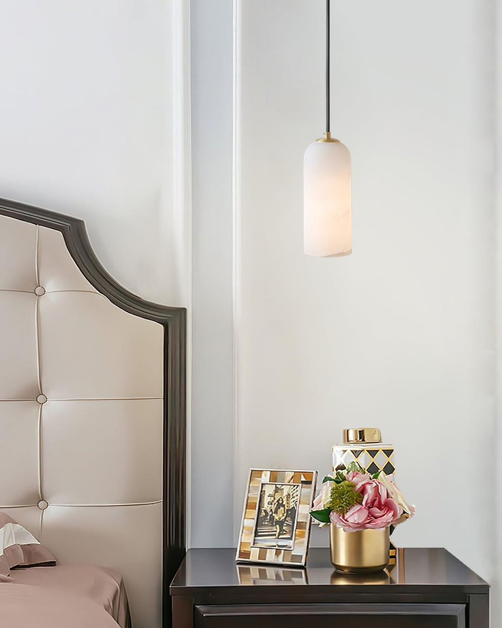 Moderne globependellampe i alabast med messingfinish | Ormexis
