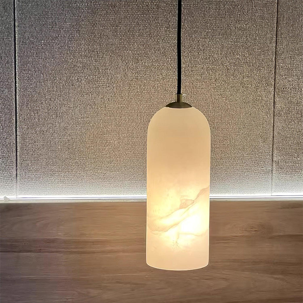 Moderne globependellampe i alabast med messingfinish | Ormexis