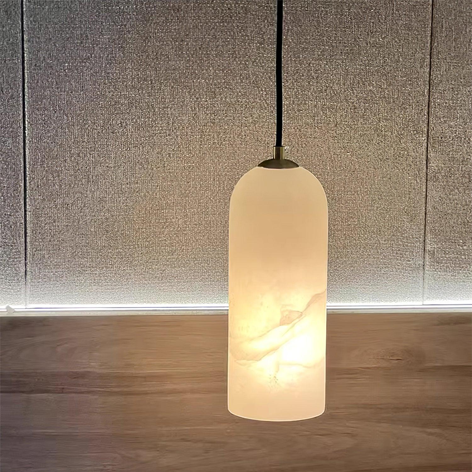 Moderne globependellampe i alabast med messingfinish | Ormexis