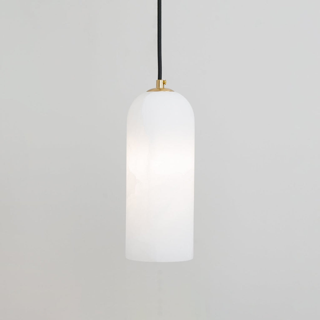 Moderne globependellampe i alabast med messingfinish | Ormexis