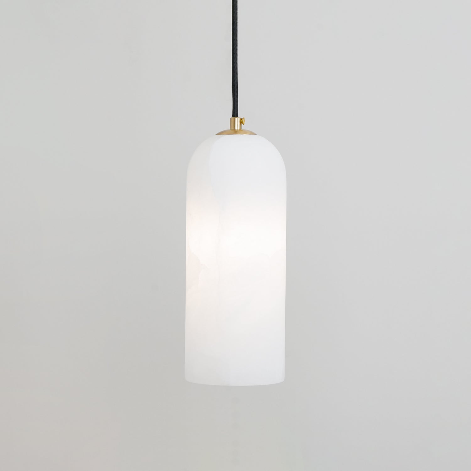 Moderne globependellampe i alabast med messingfinish | Ormexis