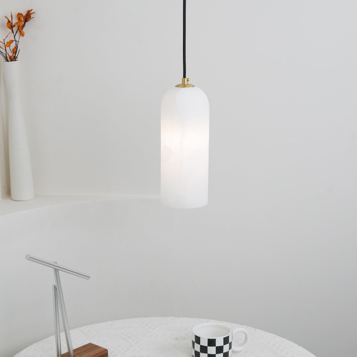 Moderne globependellampe i alabast med messingfinish | Ormexis