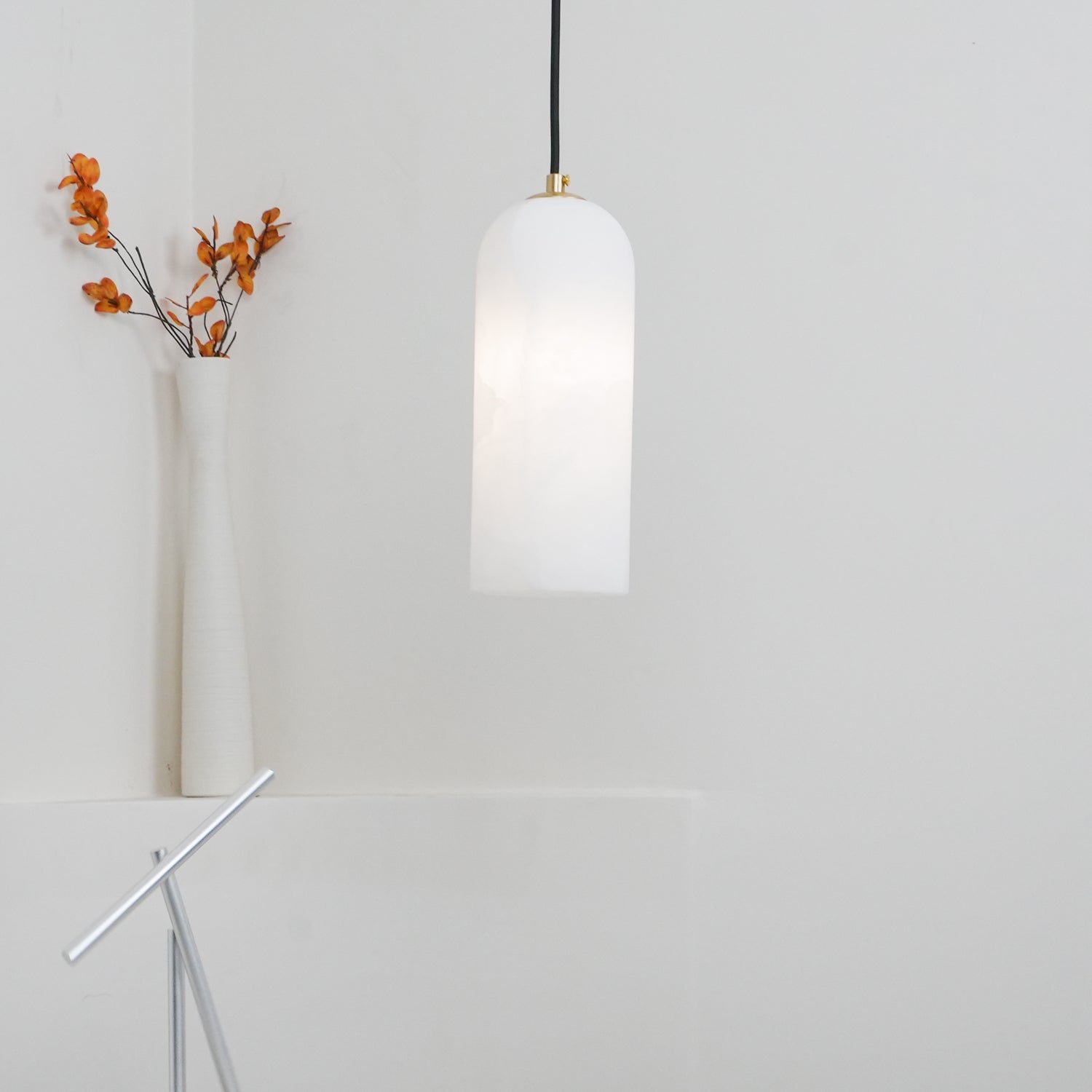 Moderne globependellampe i alabast med messingfinish | Ormexis