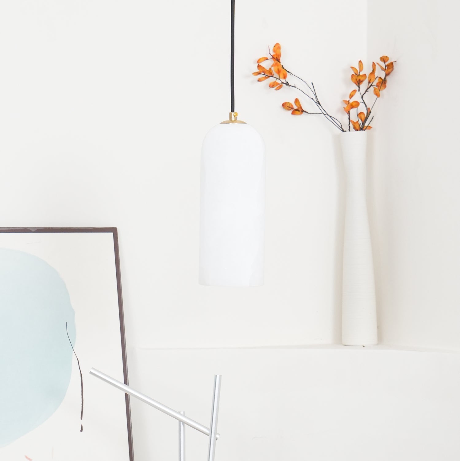 Moderne globependellampe i alabast med messingfinish | Ormexis