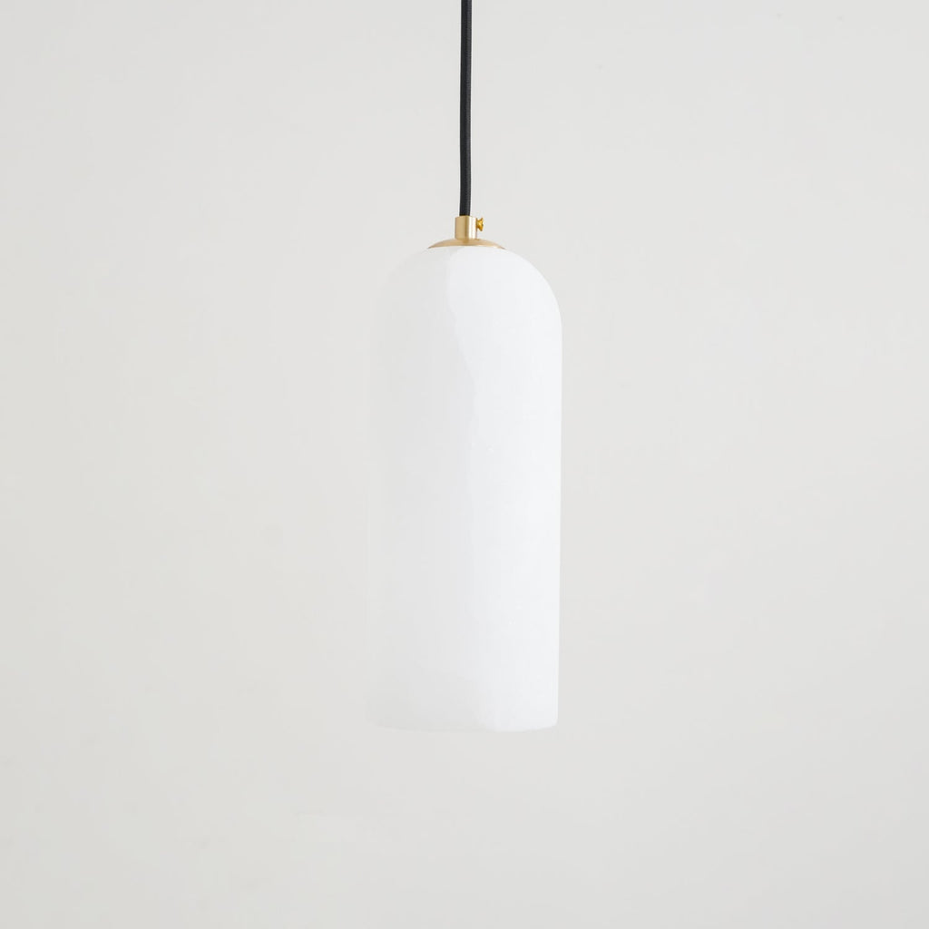 Moderne globependellampe i alabast med messingfinish | Ormexis