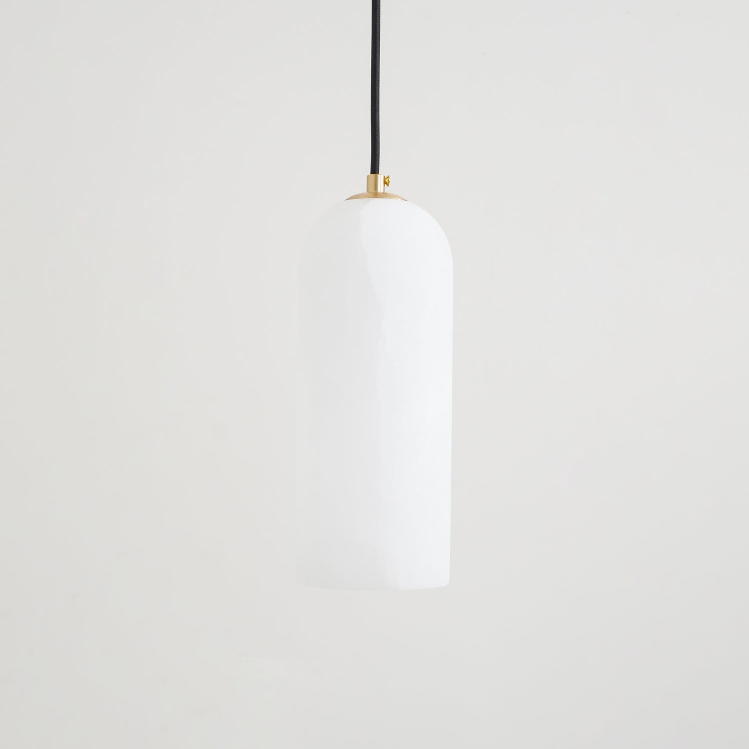 Moderne globependellampe i alabast med messingfinish | Ormexis