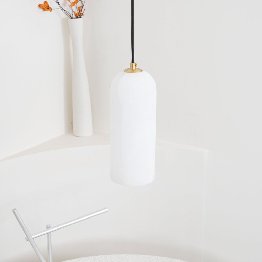 Moderne globependellampe i alabast med messingfinish | Ormexis