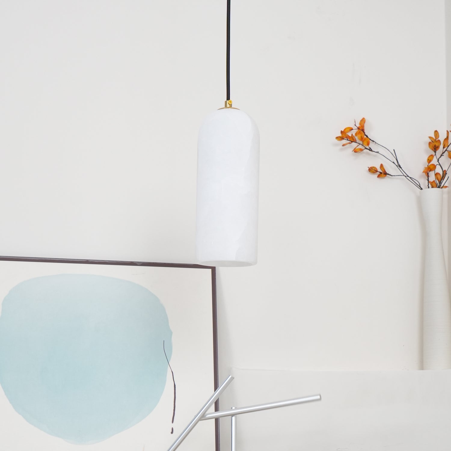 Moderne globependellampe i alabast med messingfinish | Ormexis