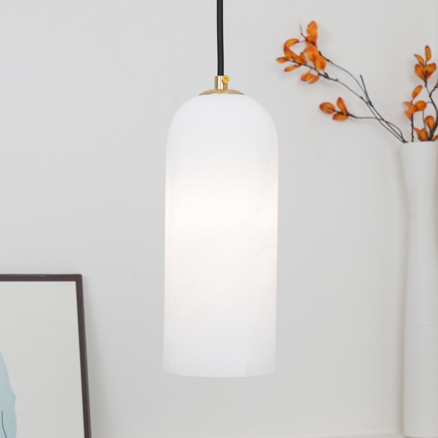 Moderne globependellampe i alabast med messingfinish | Ormexis
