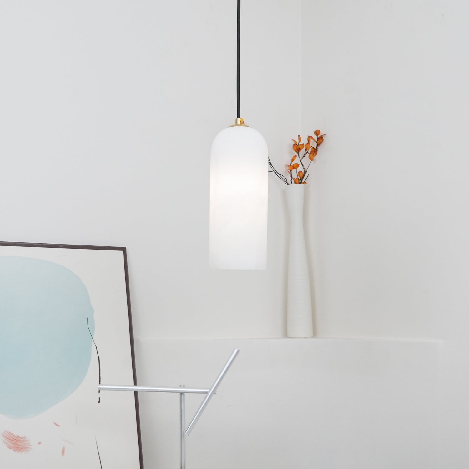 Moderne globependellampe i alabast med messingfinish | Ormexis