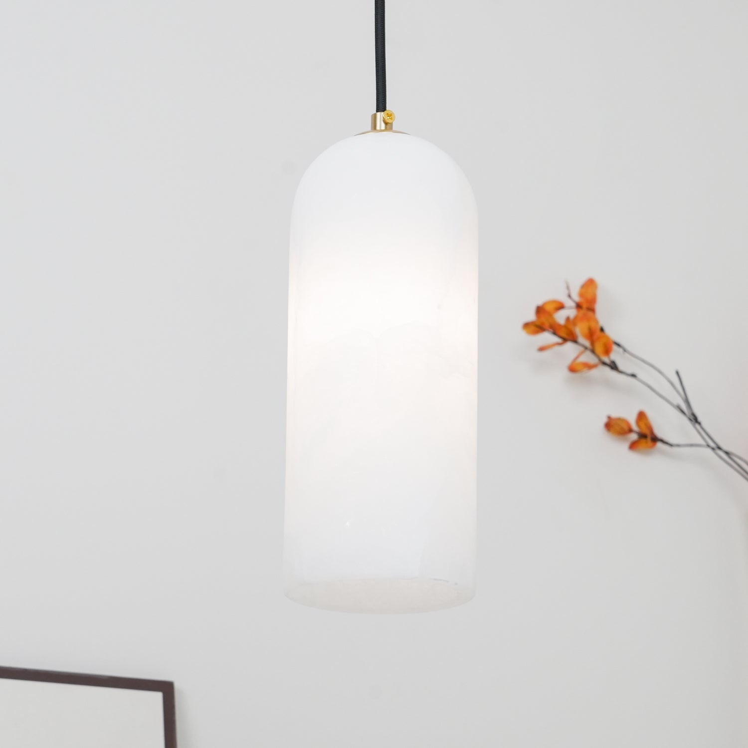 Moderne globependellampe i alabast med messingfinish | Ormexis